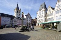 Marktplatz mit historischem Marktkreuz (Foto: H. Peierl)